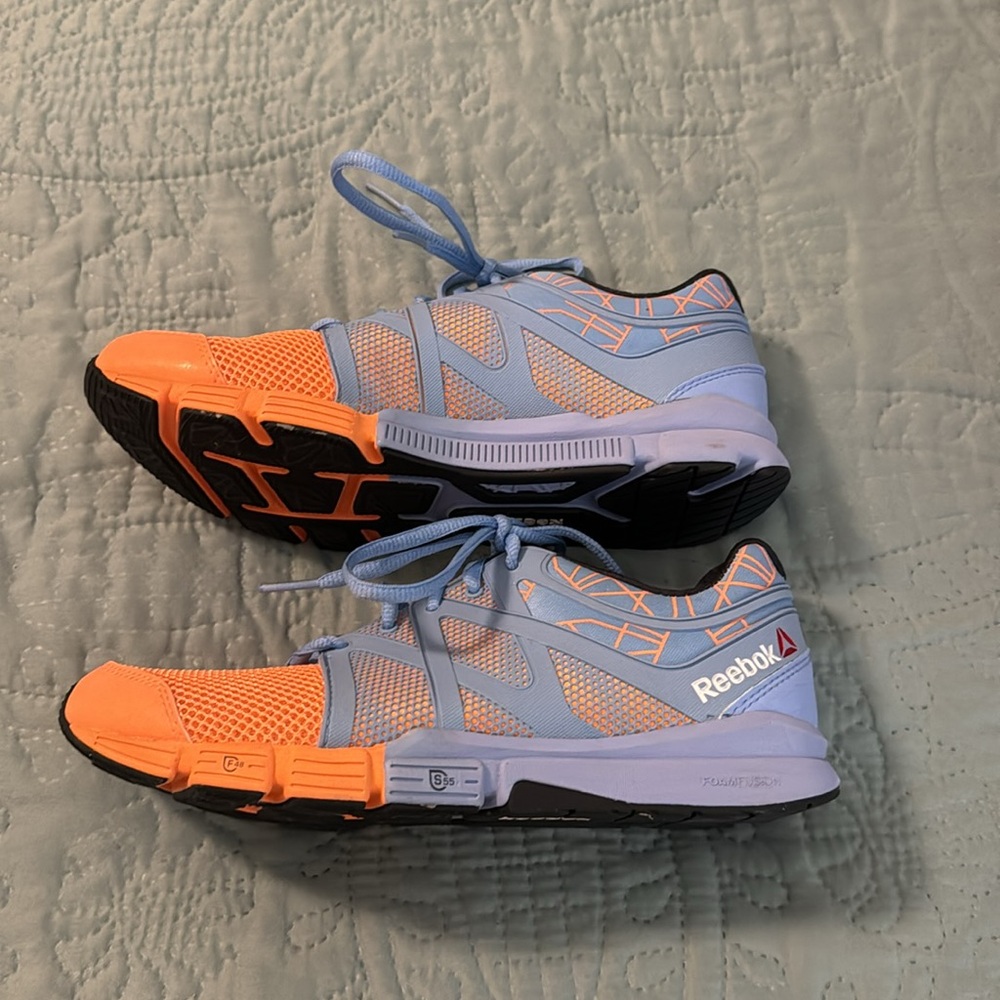 Women’s Reebok size 7.5 - Picture 2 of 4